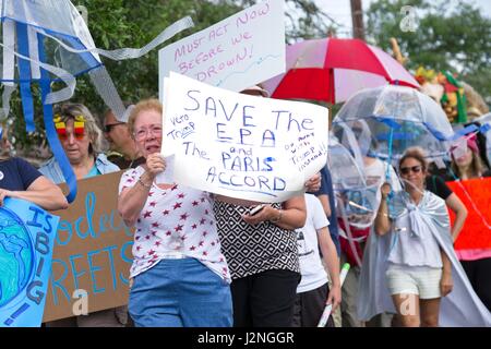 Charleston, South Carolina, USA. 29. April 2017. Demonstranten halten Zeichen, wie sie in der Volksrepublik Climate Parade in Solidarität mit ähnlichen Marken auf der ganzen Nation 29. April 2017 in Charleston, South Carolina marschieren. Der Marsch fällt mit der 100. Tag im Büro von Präsident Donald Trump und Anforderungen Maßnahmen zum Schutz der Umwelt und Klimawandel stoppen. Bildnachweis: Planetpix/Alamy Live-Nachrichten Stockfoto