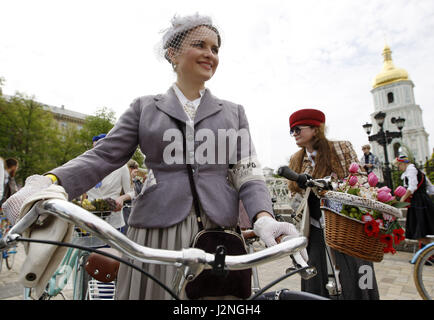 Kiew, Ukraine. 29. April 2017. Teilnehmer mit ihren Fahrrädern besuchen '' Retro Cruise'' oder '' Tweed laufen '', eine Retro-Parade auf Fahrrädern, in Kiew, Ukraine, am 29. April 2017. Credit: Serg Glovny/ZUMA Draht/Alamy Live-Nachrichten Stockfoto