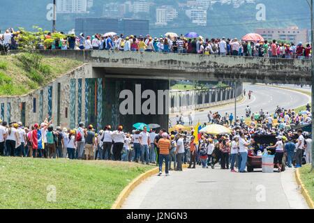 Gegner marschieren noch einmal durch die Straßen und Autobahnen von Caracas gegen die Regierung von Nicolás Maduro auf 26. April 2017. Stockfoto