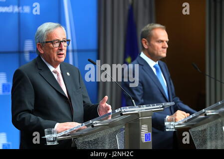 (170429)--Brüssel, 29. April 2017--European Council President Donald Tusk (R) und EU-Kommissionspräsident Jean-Claude Juncker eine Pressekonferenz am Sitz EU in Brüssel, Belgien, am 29. April 2017 teilnehmen. Führer der 27 Europäischen Union (EU) Länder bei ihrem ersten offiziellen Treffen seit letzten Monat britische auslösen, der die Artikel 50 die Leitlinien zur Brexit Verhandlungen mit Großbritannien einstimmig, sagte EU-Ratspräsident Donald Tusk am Samstag. (Xinhua/Gong Bing) Stockfoto