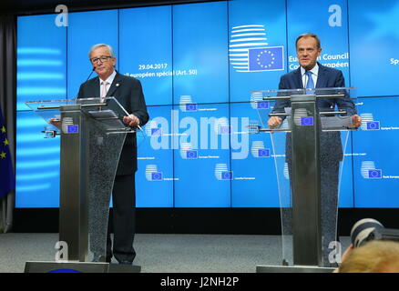 (170429)--Brüssel, 29. April 2017--European Council President Donald Tusk (R) und EU-Kommissionspräsident Jean-Claude Juncker eine Pressekonferenz am Sitz EU in Brüssel, Belgien, am 29. April 2017 teilnehmen. Führer der 27 Europäischen Union (EU) Länder bei ihrem ersten offiziellen Treffen seit letzten Monat britische auslösen, der die Artikel 50 die Leitlinien zur Brexit Verhandlungen mit Großbritannien einstimmig, sagte EU-Ratspräsident Donald Tusk am Samstag. (Xinhua/Gong Bing) Stockfoto