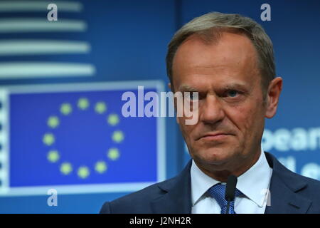 (170429)--Brüssel, 29. April 2017--EU-Ratspräsident Donald Tusk besucht eine Pressekonferenz mit EU-Kommissionspräsident Jean-Claude Juncker (nicht im Bild) im EU-Hauptquartier in Brüssel, Belgien, am 29. April 2017. Führer der 27 Europäischen Union (EU) Länder bei ihrem ersten offiziellen Treffen seit letzten Monat britische auslösen, der die Artikel 50 die Leitlinien zur Brexit Verhandlungen mit Großbritannien einstimmig, sagte EU-Ratspräsident Donald Tusk am Samstag. (Xinhua/Gong Bing) Stockfoto