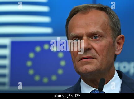 (170429)--Brüssel, 29. April 2017--EU-Ratspräsident Donald Tusk besucht eine Pressekonferenz mit EU-Kommissionspräsident Jean-Claude Juncker (nicht im Bild) im EU-Hauptquartier in Brüssel, Belgien, am 29. April 2017. Führer der 27 Europäischen Union (EU) Länder bei ihrem ersten offiziellen Treffen seit letzten Monat britische auslösen, der die Artikel 50 die Leitlinien zur Brexit Verhandlungen mit Großbritannien einstimmig, sagte EU-Ratspräsident Donald Tusk am Samstag. (Xinhua/Gong Bing) Stockfoto