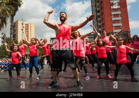 Barcelona, Katalonien. 29. April 2017. Spanien, Barcelona. 29. April 2017. Jugendgruppen führen eine Ausstellung der verschiedenen Tänze bei internationalen Tanztag. Bildnachweis: Charlie Perez/Alamy Live-Nachrichten Stockfoto