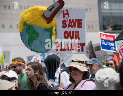 Washington, District Of Columbia, USA. 29. April 2017. Demonstranten marschieren auf der Pennsylvania Avenue während der Volksrepublik Climate March, US-Präsident Trump Haltung auf die Umwelt zu protestieren. Bildnachweis: Robin Loznak/ZUMA Draht/Alamy Live-Nachrichten Stockfoto