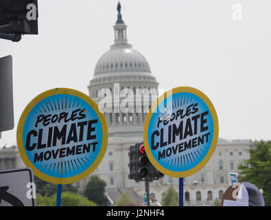 Washington, District Of Columbia, USA. 29. April 2017. Demonstranten marschieren auf der Pennsylvania Avenue während eines Volkes Climate March, US-Präsident Trump Haltung auf die Umwelt zu protestieren. Bildnachweis: Robin Loznak/ZUMA Draht/Alamy Live-Nachrichten Stockfoto