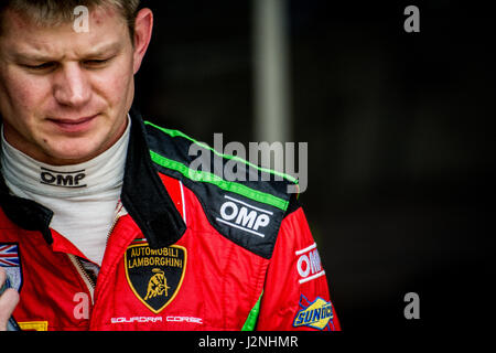 Corby, Northamptonshire, UK. 29. April 2017. Britische GT racing Fahrer Phil Keen und Barwell Motorsport Training für die britische GT-Meisterschaft in Rockingham Motor Speedway (Foto: Gergo Toth / Alamy Live News) Stockfoto