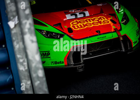 Corby, Northamptonshire, UK. 29. April 2017. Britische GT racing Team Barwell Motorsport Lamborghini Huracan GT3 Übungsbeispiel für die britische GT-Meisterschaft in Rockingham Motor Speedway (Foto: Gergo Toth / Alamy Live News) Stockfoto