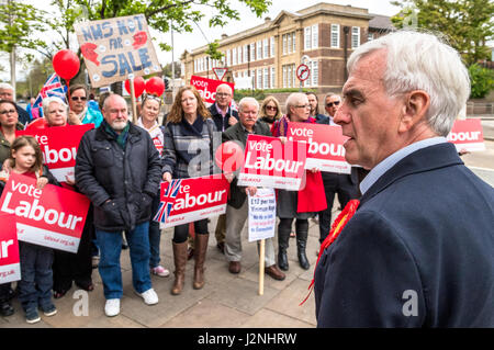 Labours Schatten Kanzler John McDonnell M.P. Adressierung Labour Unterstützer und Mitglieder in arbeitsrechtlichen Sitz der Mansfield Nottinghamshire für den 8. Juni Parlamentswahlen. Mansfield, Nottinghamshire. 14:58:22, 29. April 2017 Alan Beastall/Alamy Live-Nachrichten Stockfoto