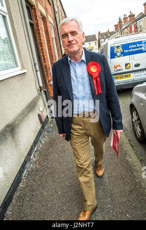 Mansfield, Nottinghamshire für den 8. Juni Parlamentswahlen Platz Labours Schatten Kanzler John McDonnell M.P. Flugblättern und Tür klopft auf dem Arbeitsmarkt. Mansfield, Nottinghamshire. 15:16:02, 29. April 2017 Alan Beastall/Alamy Live-Nachrichten Stockfoto