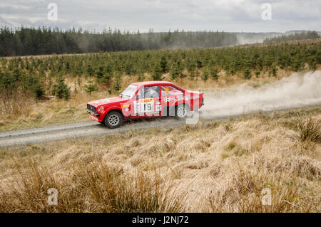 Wark, UK 29. April 2017: Rallye-Auto, die Teilnahme an der Pirelli International Rally 2017 (Altstadt).  Phil Squires Fahrer und Beifahrer Mick Squires in einem Ford Escort RS1800. Bildnachweis: ColobusYeti/Alamy Live-Nachrichten. Stockfoto