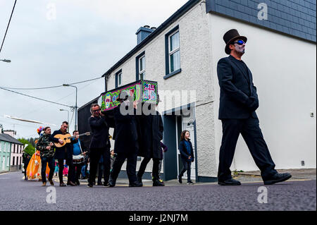 Ballydehob, Irland. 29. April 2017. Mit Dominic Murray von Ballydehob als der Bestatter zieht die Prozession Ballydehob Main Street während der Ballydehob Jazz Festival "Day of the Dead" unter dem Motto New Orleans Stil Jazz Beerdigung. Bildnachweis: Andy Gibson/Alamy Live-Nachrichten Stockfoto