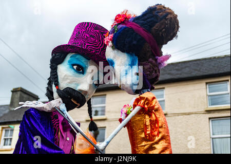 Ballydehob, Irland. 29. April 2017. Die Prozession wird angehalten, um die Marionetten zu einen Walzer tanzen auf Ballydehob Main Street während der Ballydehob Jazz Festival "Day of the Dead" unter dem Motto New Orleans Stil Jazz Beerdigung zu ermöglichen. Bildnachweis: Andy Gibson/Alamy Live-Nachrichten Stockfoto