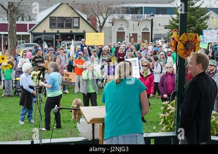 Bar Harbor, USA. 29. April 2017.  Bo Greene von unteilbaren MDI stellt Brian Hubbell, Maine House Of Representatives, wie Demonstranten auf dem Dorfplatz für den Downeast Klima-Marsch, eine Schwester März bis das Volk Klima März in Washington, D.C. sammeln Stockfoto