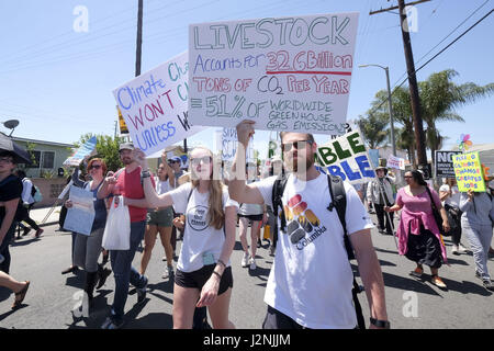 Los Angeles, Kalifornien, USA. 29. April 2017. Tausende Menschen an '' People es Climate March'' eine Änderung Klimabewusstsein Marsch und Kundgebung in Los Angeles, Samstag, 29. April 2017 teilnehmen. Die Versammlung wurde unter vielen anderen ihrer Art bundesweit Präsident Donald Trump 100. Tag im Büro markieren. Bildnachweis: Ringo Chiu/ZUMA Draht/Alamy Live-Nachrichten Stockfoto