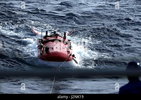 (170430)--an Bord Schiff XIANGYANGHONG 09, 30. April 2017 (Xinhua)--Jiaolong, Chinas bemannte Tauchpumpen, kehrt nach Durchführung seiner Mission Tauchgang in das Südchinesische Meer, Süd-China, 29. April 2017. Jiaolong durchgeführt seinen dritten Tauchgang Samstag in das Südchinesische Meer in der zweiten Phase von Chinas 38. Ozean wissenschaftliche Expedition. Neun Stunden und 35 Minuten im Wasser zu verbringen, wurde die maximale Tiefe der Jiaolong Arbeit diesmal 2.930 Meter unter dem Meeresspiegel. (Xinhua/Liu Shiping) (Ry) Stockfoto