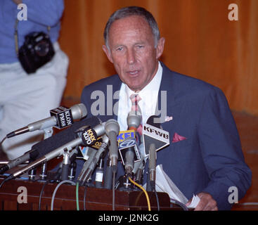 29 April / 4. Mai 1992. Los Angeles CA. LAPD Polizeichef Daryl Gates gibt die erste Pressekonferenz vor die LA Aufständen im Parker-Center begonnen. Abdeckung von der Los Angeles Unruhen nach dem Freispruch Freispruch des Polizisten vor Gericht in Tracht Prügel von Rodney King. Insgesamt wurden 55 Personen getötet, während der Unruhen, mehr als 2.000 Menschen wurden verletzt, und mehr als 11.000 wurden verhaftet und $ 1 Milliarde in der Eigentumsbeschädigung. Fotos von gen Blevins/LA DailyNews/ZumaPress. Bildnachweis: Gene Blevins/ZUMA Draht/Alamy Live-Nachrichten Stockfoto