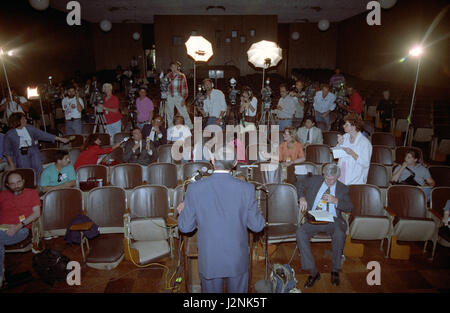 29 April / 4. Mai 1992. Los Angeles CA. LAPD Polizeichef Daryl Gates gibt die erste Pressekonferenz vor die LA Aufständen im Parker-Center begonnen. Abdeckung von der Los Angeles Unruhen nach dem Freispruch Freispruch des Polizisten vor Gericht in Tracht Prügel von Rodney King. Insgesamt wurden 55 Personen getötet, während der Unruhen, mehr als 2.000 Menschen wurden verletzt, und mehr als 11.000 wurden verhaftet und $ 1 Milliarde in der Eigentumsbeschädigung. Fotos von gen Blevins/LA DailyNews/ZumaPress. Bildnachweis: Gene Blevins/ZUMA Draht/Alamy Live-Nachrichten Stockfoto