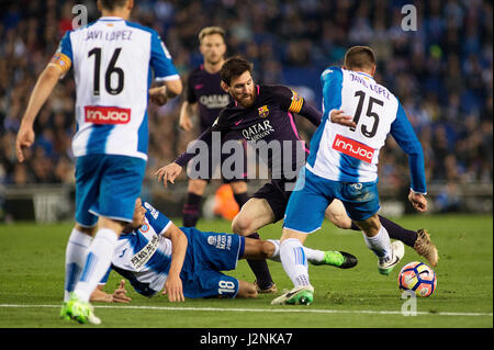 Barcelona, Spanien. 29. April 2017. Barcelonas Lionel Messi(2nd R) wetteifert mit Espanyol David Lopez (1. R) und Javi Fuego (2. L) während der spanischen ersten Division (La Liga) Fußballspiel zwischen RCD Espanyol Barcelona und dem FC Barcelona im RCDE Stadion in Barcelona, Spanien, 29. April 2017. Barcelona gewann 3: 0. Bildnachweis: Lino De Vallier/Xinhua/Alamy Live-Nachrichten Stockfoto