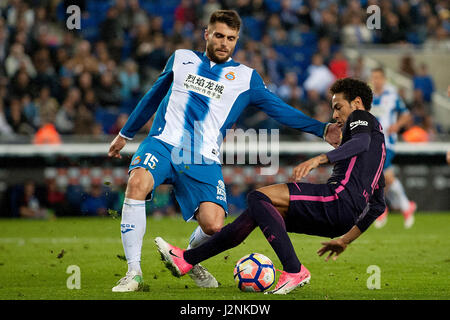 Barcelona, Spanien. 29. April 2017. Barcelonas Neymar (R) wetteifert mit Espanyol David Lopez während der spanischen ersten Liga (La Liga) Fußballspiel zwischen RCD Espanyol Barcelona und dem FC Barcelona im RCDE Stadion in Barcelona, Spanien, 29. April 2017. Barcelona gewann 3: 0. Bildnachweis: Lino De Vallier/Xinhua/Alamy Live-Nachrichten Stockfoto