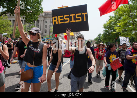 Washington, DC, USA, 29. April 2017: Tausende von indigenen Amerikaner, Umweltschützer, Wissenschaftler, Einwanderer, Ordensleute, Pädagogen und viele andere versammeln sich in Washington, um gegen die Trump-Verwaltung "Angriff" auf das Klima, Luft, und Wasser während der Volksrepublik Climate March. Bildnachweis: B Christopher/Alamy Live-Nachrichten Stockfoto