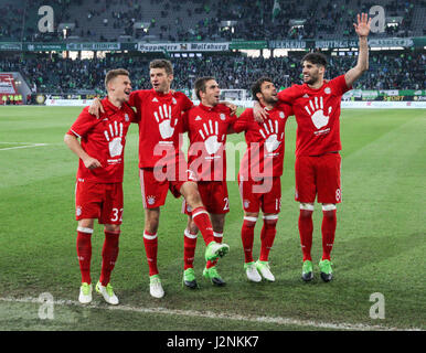 Wolfsburg, Deutschland. 29. April 2017. (L, R) Bayern Joshua Kimmich, Thomas Mueller, Philipp Lahm, Juan Bernat und Javier Martinez feiern den Titelgewinn nach der deutschen Bundesliga-Spiel zwischen VfL Wolfsburg und Bayern München in Wolfsburg, Deutschland, am 29. April 2017. Bayern München gewann mit 6: 0 um seinen fünften aufeinanderfolgenden Bundeslisga früher als geplant auf der 31. Runde am Samstag Titelgewinn. Bildnachweis: Shan Yuqi/Xinhua/Alamy Live-Nachrichten Stockfoto