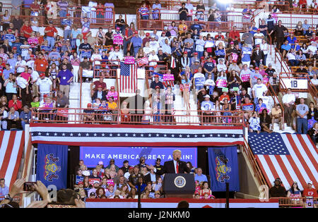 Harrisburg, USA. 29. April 2017. US-Präsident Donald Trump (vorne) hält eine Rede während einer Kundgebung anlässlich seiner ersten 100 Tage im Amt in Harrisburg, Pennsylvania, USA, 29. April 2017. Bildnachweis: Yan Liang/Xinhua/Alamy Live-Nachrichten Stockfoto