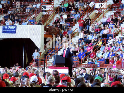 Harrisburg, USA. 29. April 2017. U.S. President Donald Trump (C) hält eine Rede während einer Kundgebung anlässlich seiner ersten 100 Tage im Amt in Harrisburg, Pennsylvania, USA, 29. April 2017. Bildnachweis: Yan Liang/Xinhua/Alamy Live-Nachrichten Stockfoto