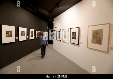 Güstrow, Deutschland. 28. April 2017. Die Ausstellung "auf der Suche nach der"neue Form". Käthe Kollwitz - druckt Grafik. Skizzen. Skulpturen. "auf der Ausstellung Forum grafischen Kabinett der Ernst Barlach Foundation in Güstrow, Deutschland, 28. April 2017. Die Ausstellung öffnet um den 150. Geburtstag des Künstlers, 30. April 2017. Foto: Bernd Wüstneck/Dpa-Zentralbild/Dpa/Alamy Live News Stockfoto