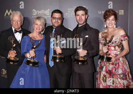 Pasadena, CA, USA. 29. April 2017. LOS ANGELES - APR-29: Nicolas Coster, Mary Beth Evans, Gregori J. Martin, Kristos Andrews, Carlyn Hennesy auf 2017 kreative tagsüber Emmy Awards am Pasadena Civic Auditorium am 29. April 2017 in Pasadena, CA Credit: Kathy Hutchins / via ZUMA Draht/ZUMA Draht/Alamy Live-Nachrichten Stockfoto