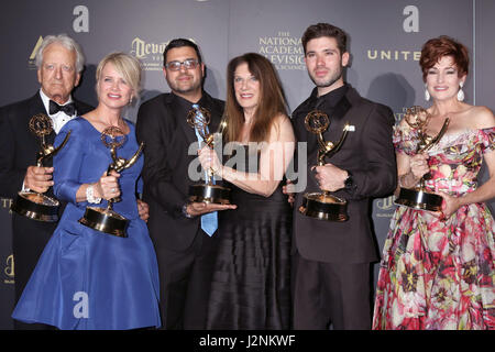 Pasadena, CA, USA. 29. April 2017. LOS ANGELES - APR-29: Nicolas Coster, Mary Beth Evans, Gregori J. Martin, Wendy Riche, Kristos Andrews, Carlyn Hennesy auf 2017 kreative tagsüber Emmy Awards am Pasadena Civic Auditorium am 29. April 2017 in Pasadena, CA Credit: Kathy Hutchins / via ZUMA Draht/ZUMA Draht/Alamy Live-Nachrichten Stockfoto