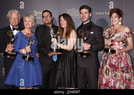 Pasadena, CA, USA. 29. April 2017. LOS ANGELES - APR-29: Nicolas Coster, Mary Beth Evans, Gregori J. Martin, Wendy Riche, Kristos Andrews, Carlyn Hennesy auf 2017 kreative tagsüber Emmy Awards am Pasadena Civic Auditorium am 29. April 2017 in Pasadena, CA Credit: Kathy Hutchins / via ZUMA Draht/ZUMA Draht/Alamy Live-Nachrichten Stockfoto