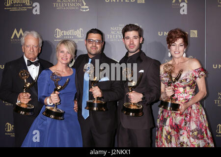 Pasadena, CA, USA. 29. April 2017. LOS ANGELES - APR-29: Nicolas Coster, Mary Beth Evans, Gregori J. Martin, Kristos Andrews, Carlyn Hennesy auf 2017 kreative tagsüber Emmy Awards am Pasadena Civic Auditorium am 29. April 2017 in Pasadena, CA Credit: Kathy Hutchins / via ZUMA Draht/ZUMA Draht/Alamy Live-Nachrichten Stockfoto