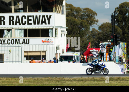 Melbourne, Australien. 30. April 2017. MELBOURNE, Australien – 30 APRIL: Wayne Maxwell reiten die 47 Yamaha YZF R1 1. findet für Rennen 1, Superbike - 2017 Yamaha Motor Finance australischen Superbike-Meisterschaft, Australien am 30. April 2017. Bildnachweis: Dave Hewison Sport/Alamy Live-Nachrichten Stockfoto