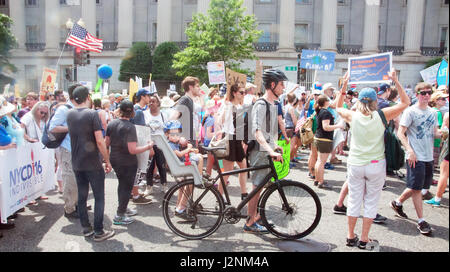 Washington DC, USA. 29. April 2017. Demonstranten teilnehmen in der Volksrepublik Klima März. Kirk Treakle/Alamy Live-Nachrichten Stockfoto