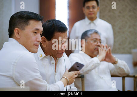 Pasay City, Philippinen. 29. April 2017. Philippinische Präsident Rodrigo Duterte (2. L) spricht mit US-Präsident Donald Trump auf dem Handy in Pasay City, Philippinen, am 29. April 2017. Bildnachweis: Presidential Foto/Xinhua/Alamy Live-Nachrichten Stockfoto