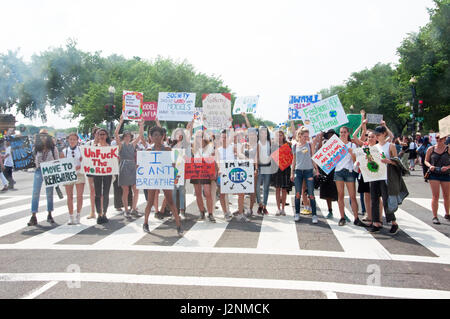 Washington DC, USA. 29. April 2017. Demonstranten teilnehmen in der Volksrepublik Klima März. Kirk Treakle/Alamy Live-Nachrichten Stockfoto