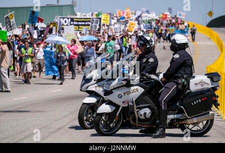 Los Angeles, USA. 29. April 2017. Polizisten bewachen am Standort einer Demonstration gegen Präsident Donald Trump Klimapolitik in Los Angeles, USA, 29. April 2017. Riesige Menschenmengen auf die Straße gegangen in Washington, DC und über 370 Schwester Märsche in den Vereinigten Staaten am Samstag in Massenproteste gegen Präsident Donald Trump Klimapolitik. Bildnachweis: Zhao Hanrong/Xinhua/Alamy Live-Nachrichten Stockfoto