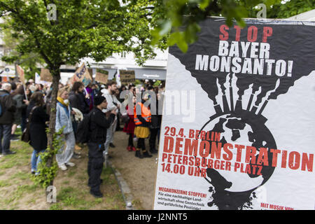 Berlin, Berlin, Deutschland. 29. April 2017. Ein paar hundert Demonstranten protestieren gegen die Fusion zwischen den Gruppen Bayer und Monsanto, ein Nein zu "Monopolisierung des Saatgutmarktes" und zu hemmungslos macht der Konzerne gefordert. Während der Demonstration, laute Techno-Musik gespielt wird, die Demonstranten mit Schildern mit den Worten "Stop Bayer Monsanto" und "mit Essen Sie keine spielen" Credit: Jan Scheunert/ZUMA Draht/Alamy Live News Stockfoto