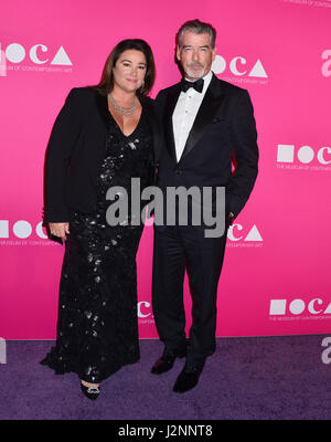 Los Angeles, Kalifornien, USA. 29. April 2017. ein  Keely Shaye Smith, Pierce Brosnan 49 2017 MOCA Gala am tThe Geffen Contemporary im MOCA in Los Angeles angekommen. 29. April 2017. Bildnachweis: Longifilis / USA/Alamy Live News Stockfoto