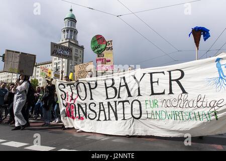 Berlin, Berlin, Deutschland. 29. April 2017. Ein paar hundert Demonstranten protestieren gegen die Fusion zwischen den Gruppen Bayer und Monsanto, ein Nein zu "Monopolisierung des Saatgutmarktes" und zu hemmungslos macht der Konzerne gefordert. Während der Demonstration, laute Techno-Musik gespielt wird, die Demonstranten mit Schildern mit den Worten "Stop Bayer Monsanto" und "mit Essen Sie keine spielen" Credit: Jan Scheunert/ZUMA Draht/Alamy Live News Stockfoto