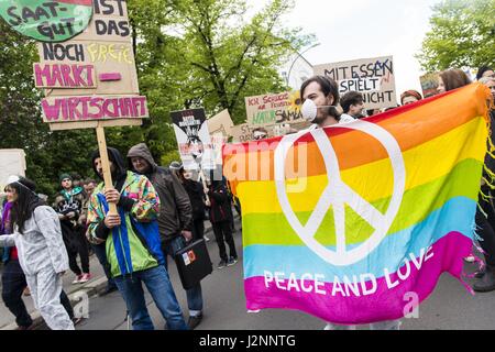 Berlin, Berlin, Deutschland. 29. April 2017. Ein paar hundert Demonstranten protestieren gegen die Fusion zwischen den Gruppen Bayer und Monsanto, ein Nein zu "Monopolisierung des Saatgutmarktes" und zu hemmungslos macht der Konzerne gefordert. Während der Demonstration, laute Techno-Musik gespielt wird, die Demonstranten mit Schildern mit den Worten "Stop Bayer Monsanto" und "mit Essen Sie keine spielen" Credit: Jan Scheunert/ZUMA Draht/Alamy Live News Stockfoto