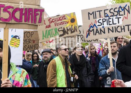 Berlin, Berlin, Deutschland. 29. April 2017. Ein paar hundert Demonstranten protestieren gegen die Fusion zwischen den Gruppen Bayer und Monsanto, ein Nein zu "Monopolisierung des Saatgutmarktes" und zu hemmungslos macht der Konzerne gefordert. Während der Demonstration, laute Techno-Musik gespielt wird, die Demonstranten mit Schildern mit den Worten "Stop Bayer Monsanto" und "mit Essen Sie keine spielen" Credit: Jan Scheunert/ZUMA Draht/Alamy Live News Stockfoto