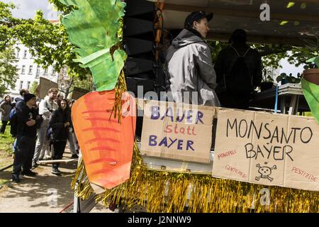 Berlin, Berlin, Deutschland. 29. April 2017. Ein paar hundert Demonstranten protestieren gegen die Fusion zwischen den Gruppen Bayer und Monsanto, ein Nein zu "Monopolisierung des Saatgutmarktes" und zu hemmungslos macht der Konzerne gefordert. Während der Demonstration, laute Techno-Musik gespielt wird, die Demonstranten mit Schildern mit den Worten "Stop Bayer Monsanto" und "mit Essen Sie keine spielen" Credit: Jan Scheunert/ZUMA Draht/Alamy Live News Stockfoto