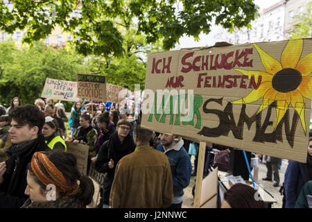 Berlin, Berlin, Deutschland. 29. April 2017. Ein paar hundert Demonstranten protestieren gegen die Fusion zwischen den Gruppen Bayer und Monsanto, ein Nein zu "Monopolisierung des Saatgutmarktes" und zu hemmungslos macht der Konzerne gefordert. Während der Demonstration, laute Techno-Musik gespielt wird, die Demonstranten mit Schildern mit den Worten "Stop Bayer Monsanto" und "mit Essen Sie keine spielen" Credit: Jan Scheunert/ZUMA Draht/Alamy Live News Stockfoto