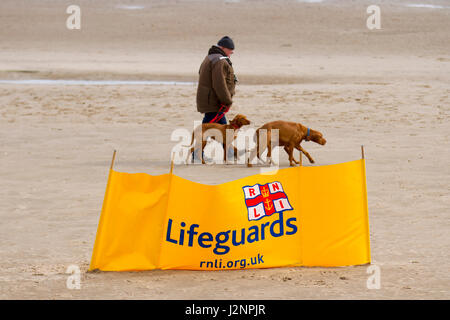 New Brighton, Wallasey, UK.  Großbritannien Wetter.  30. April 2017. Sonnig mit böigem Wind im Resort und Licht Windborne Sand Irritationen an Touristen genießen den Strand promenade bei niedrigem Wasserstand. Kredite; MediaWorldImages/AlamyLiveNews Stockfoto