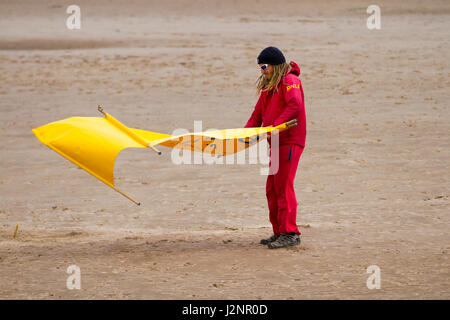 New Brighton, Wallasey, UK.  Großbritannien Wetter.  30. April 2017. Sonnig mit böigem Wind im Resort und Licht Windborne Sand Irritationen an Touristen genießen den Strand promenade bei niedrigem Wasserstand. Kredite; MediaWorldImages/AlamyLiveNews Stockfoto