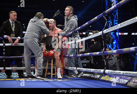 London, UK. 29. April 2017. Wladimir Klitschko erhält Behandlung bei der WBA Super Heavyweight Championship in London, England, 29. April 2017. Foto: Axel Heimken/Dpa/Alamy Live News Stockfoto