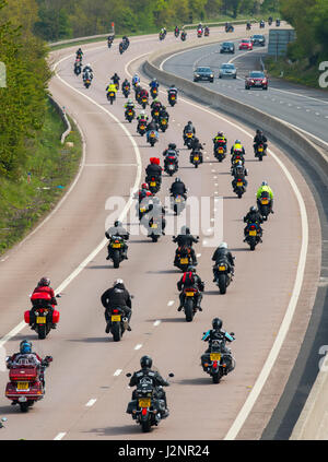 Shifnal, UK. 30. April 2017. Tausende von Bikern nahmen an der Midlands Air Ambulance Wohltätigkeitsorganisation Bike4Life Ride Out heute auf die M54 in Shropshire. Die jährliche Veranstaltung sah 3.500 Fahrräder 23 Meilen von Shrewsbury nach RAF Cosford Reisen. © John Hayward/Alamy Live-Nachrichten Stockfoto