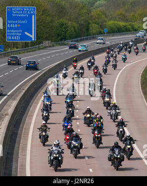 Shifnal, UK. 30. April 2017. Tausende von Bikern nahmen an der Midlands Air Ambulance Wohltätigkeitsorganisation Bike4Life Ride Out heute auf die M54 in Shropshire. Die jährliche Veranstaltung sah 3.500 Fahrräder 23 Meilen von Shrewsbury nach RAF Cosford Reisen. © John Hayward/Alamy Live-Nachrichten Stockfoto